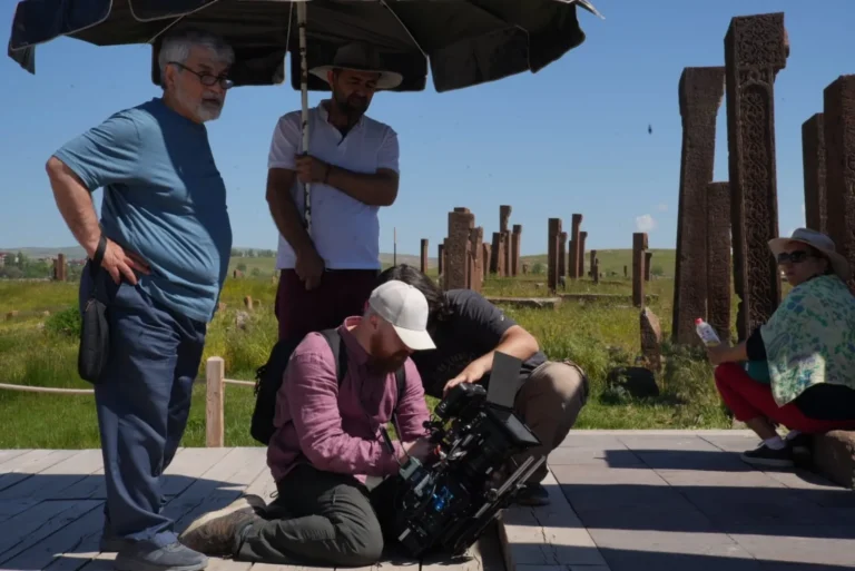 AHLAT’TA TARİH VE SANAT BULUŞUYOR: “SONSUZ GÜZEL” FİLMİNİN ÇEKİMLERİ BAŞLADI!